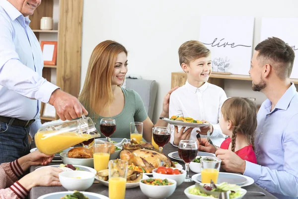 Family Celebrating Thanksgiving Day Home — Stock Photo, Image