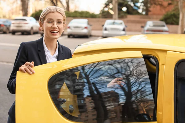 Imprenditrice Salire Taxi Sulla Strada Della Città — Foto Stock