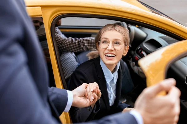 Üzletember Segít Fiatal Nőnek Kiszállni Taxiból — Stock Fotó