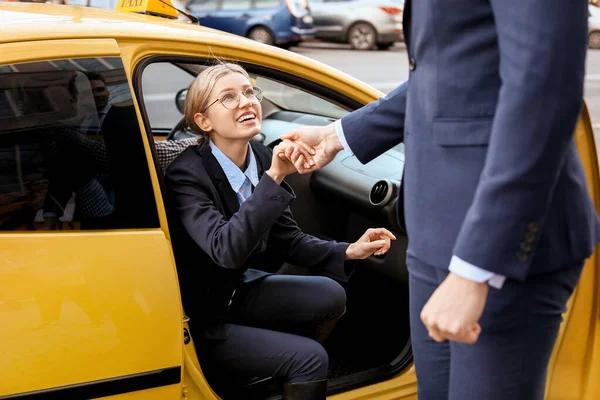 Бізнесмен Допомагає Молодій Жінці Вийти Таксі — стокове фото