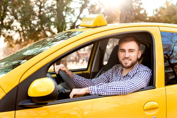 Portret Przystojnego Kierowcy Taksówce — Zdjęcie stockowe