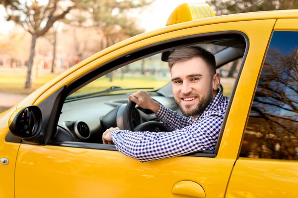 タクシーカーにおけるハンサムなドライバーの肖像 — ストック写真