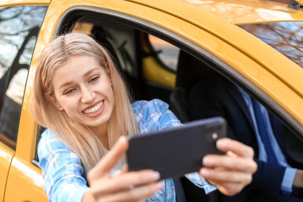 Beautiful Young Woman Taking Selfie While Traveling Taxi — Stock Photo, Image