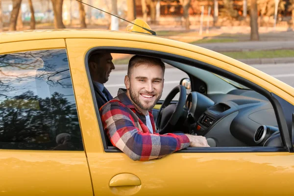 Jóképű Fiatalember Taxival Utazik — Stock Fotó