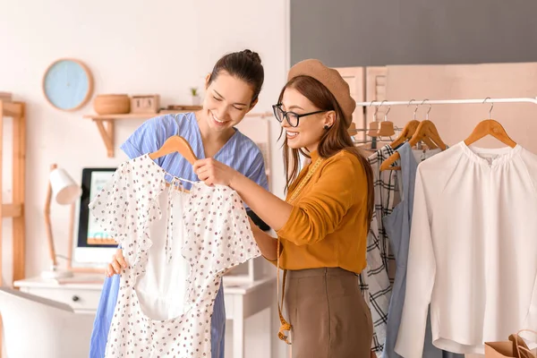 Young Female Tailor Ordering Customer Atelier — Stock Photo, Image