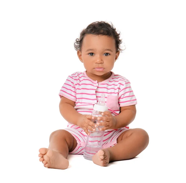 Bébé Afro Américain Mignon Avec Bouteille Eau Sur Fond Blanc — Photo