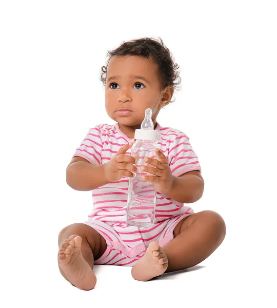Lindo Bebé Afroamericano Con Botella Agua Sobre Fondo Blanco — Foto de Stock