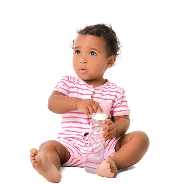 Lindo Bebé Afroamericano Con Botella Agua Sobre Fondo Blanco — Foto de Stock