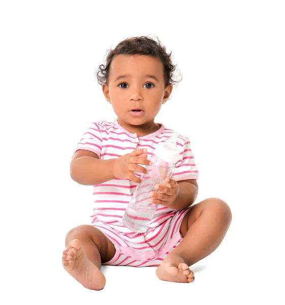 Bébé Afro Américain Mignon Avec Bouteille Eau Sur Fond Blanc — Photo