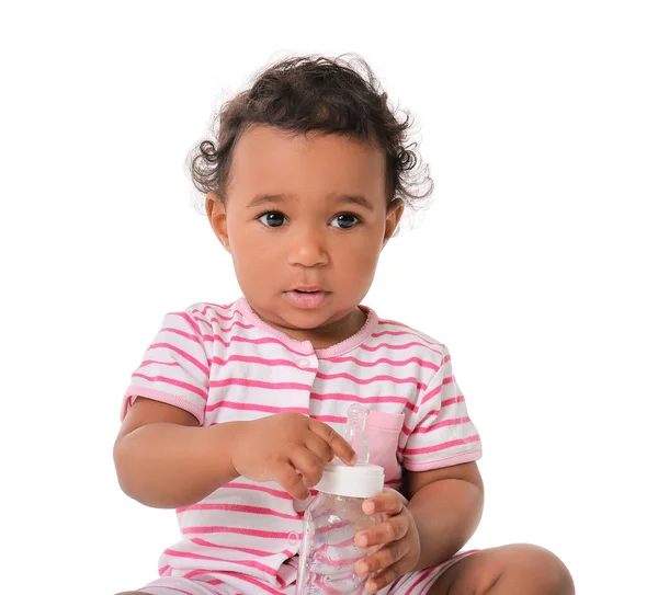 Bébé Afro Américain Mignon Avec Bouteille Eau Sur Fond Blanc — Photo