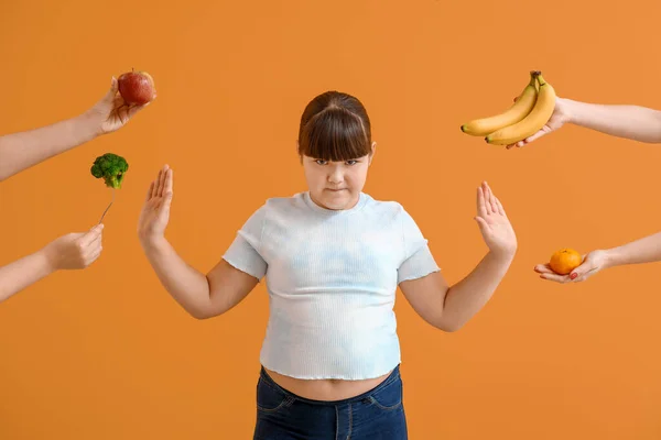 Menina Com Excesso Peso Rejeitando Alimentos Saudáveis Fundo Cor — Fotografia de Stock