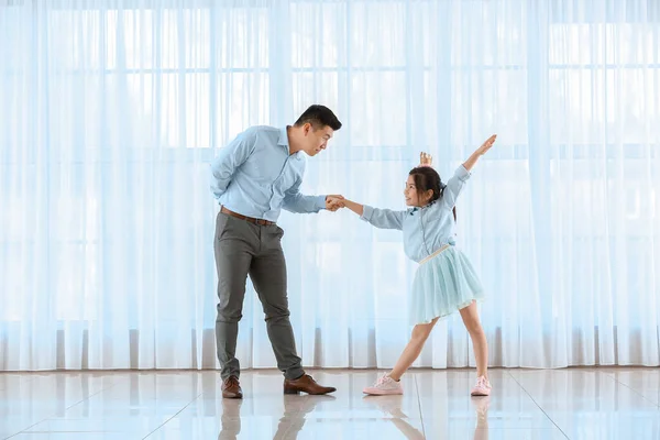 Glad Asiatisk Man Dansar Med Sin Lilla Dotter Hemma — Stockfoto