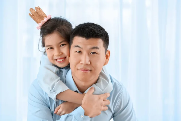 Glad Asiatisk Man Med Sin Lilla Dotter Hemma — Stockfoto