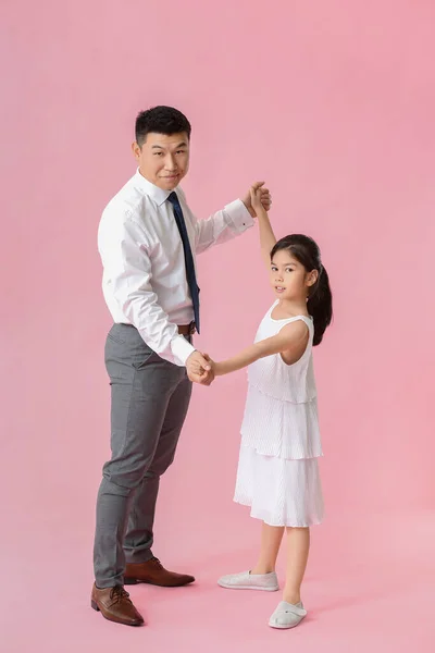 Glad Asiatisk Man Dansar Med Sin Lilla Dotter Färg Bakgrund — Stockfoto