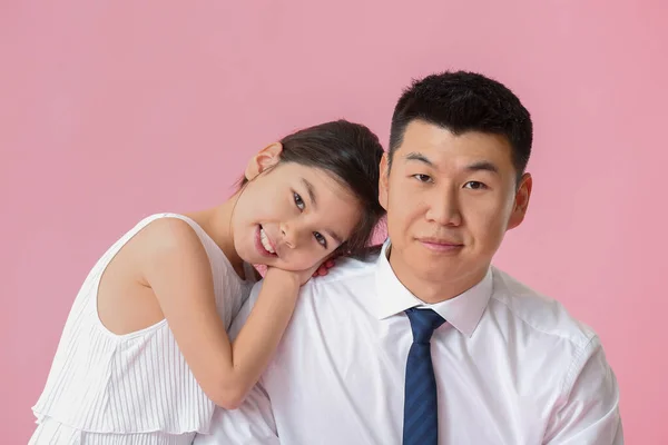 Glad Asiatisk Man Med Sin Lilla Dotter Färg Bakgrund — Stockfoto