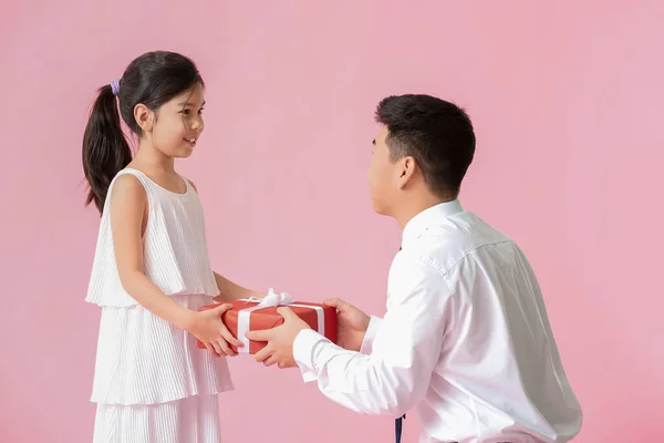 Glad Asiatisk Man Hälsar Sin Lilla Dotter Färg Bakgrund — Stockfoto