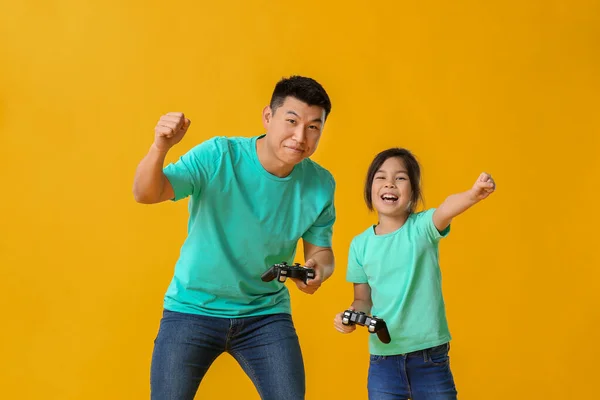 Asiatico Uomo Suo Piccolo Figlia Giocare Video Gioco Colore Sfondo — Foto Stock