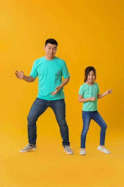 Glad Asiatisk Man Dansar Med Sin Lilla Dotter Färg Bakgrund — Stockfoto