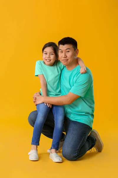 Glad Asiatisk Man Med Sin Lilla Dotter Färg Bakgrund — Stockfoto