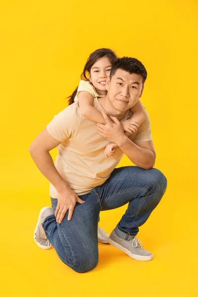 Homem Asiático Feliz Com Sua Filhinha Fundo Cor — Fotografia de Stock