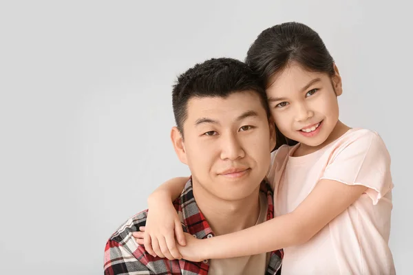 Glad Asiatisk Man Med Sin Lilla Dotter Ljus Bakgrund — Stockfoto