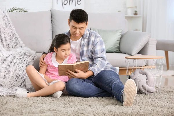 Asian Man His Little Daughter Reading Book Home — Stock Photo, Image