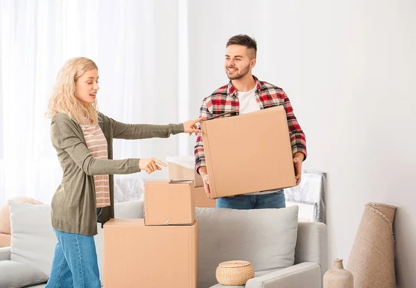 Couple Avec Boîtes Déménagement Dans Leur Nouvelle Maison — Photo