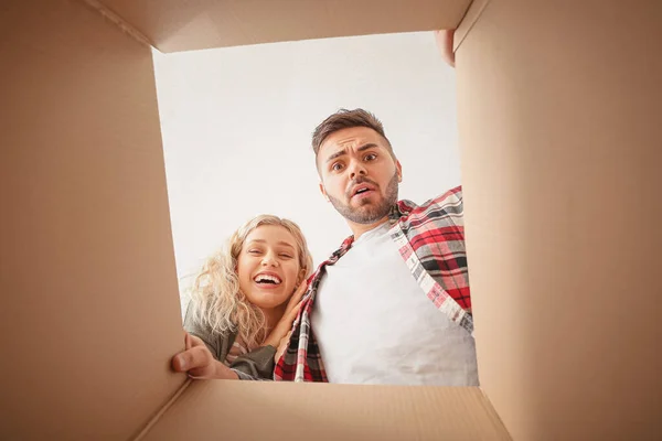 Jeune Couple Émotionnel Avec Boîte Ouverte Vue Intérieur — Photo