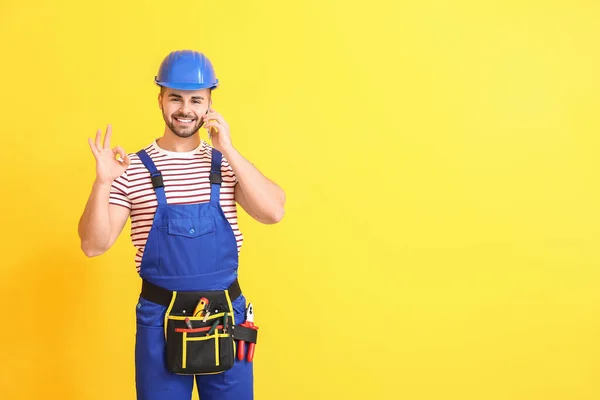 Male Worker Talking Mobile Phone Color Background — Stock Photo, Image