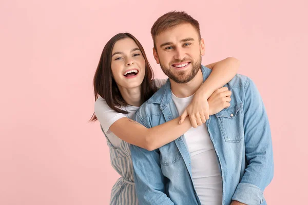 Amigos Felices Sobre Fondo Color — Foto de Stock