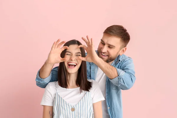 Amigos Felices Sobre Fondo Color —  Fotos de Stock