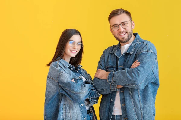 Amigos Felices Sobre Fondo Color — Foto de Stock