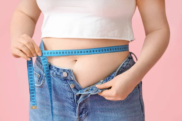 Mujer Con Sobrepeso Con Cinta Métrica Fondo Color Primer Plano — Foto de Stock