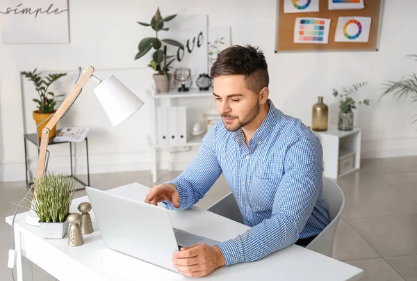 Hombre Negocios Guapo Trabajando Ordenador Portátil Casa — Foto de Stock