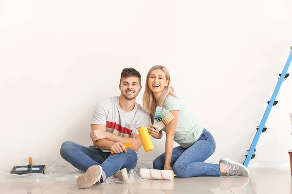 Pareja Joven Eligiendo Color Pared —  Fotos de Stock