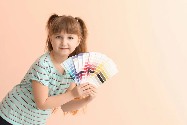 Dziewczynka Paletami Kolorów Różowym Tle — Zdjęcie stockowe