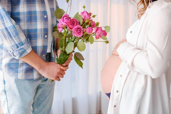 Husband Giving Bouquet Flowers His Pregnant Wife Home — Stock Photo, Image