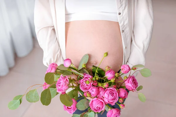 Hermosa Mujer Embarazada Con Ramo Flores Casa Primer Plano — Foto de Stock