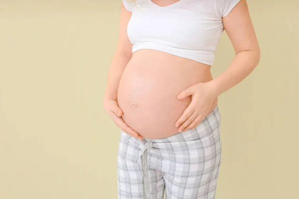 Piękna Kobieta Ciąży Tle Koloru — Zdjęcie stockowe