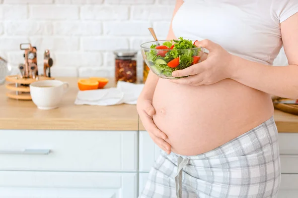 Krásná Těhotná Žena Zdravým Salátem Kuchyni Zaostřená — Stock fotografie