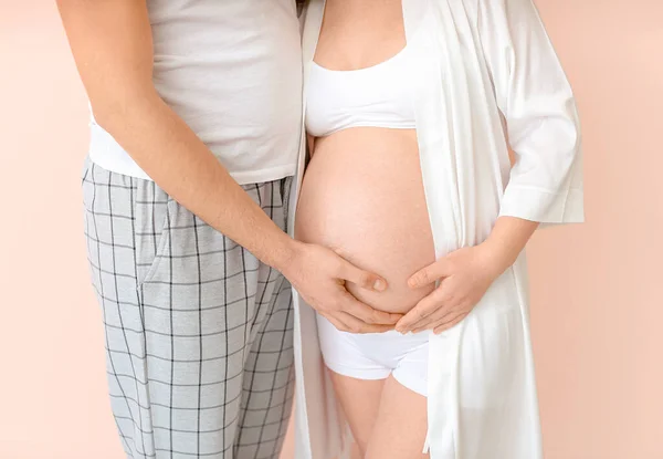 Renkli Arka Planda Güzel Hamile Çift Yakın Plan — Stok fotoğraf