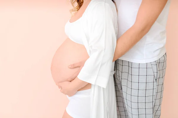 Krásný Těhotný Pár Barevném Pozadí Detailní Záběr — Stock fotografie