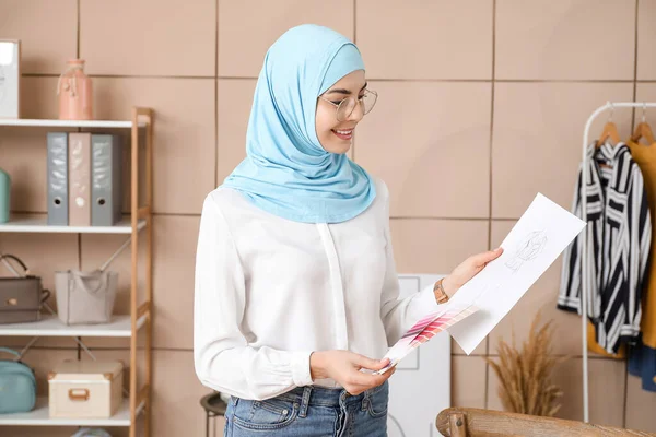 Feminino Roupas Muçulmanas Estilista Trabalhando Escritório — Fotografia de Stock