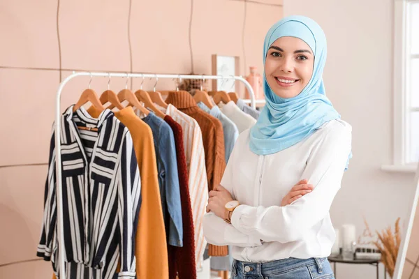 Retrato Estilista Roupas Muçulmanas Femininas Escritório — Fotografia de Stock