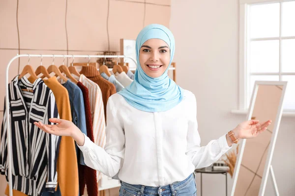 Retrato Estilista Roupas Muçulmanas Femininas Escritório — Fotografia de Stock