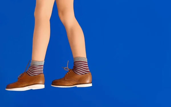 穿着袜子和鞋子的小女孩的腿 背景是彩色的 — 图库照片