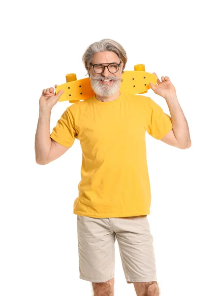 Stijlvolle Oudere Man Met Skateboard Witte Achtergrond — Stockfoto
