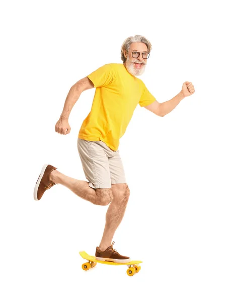Gelukkige Oudere Man Met Skateboard Witte Achtergrond — Stockfoto