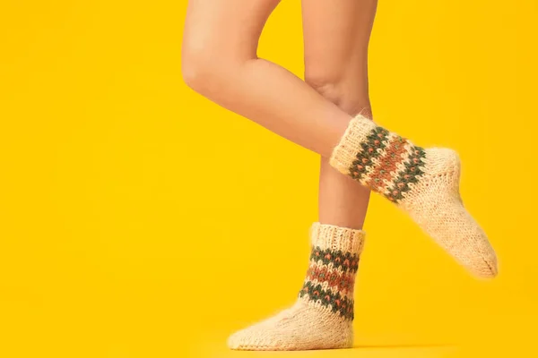 Ноги Молодой Женщины Теплых Вязаных Носках Цветном Фоне — стоковое фото