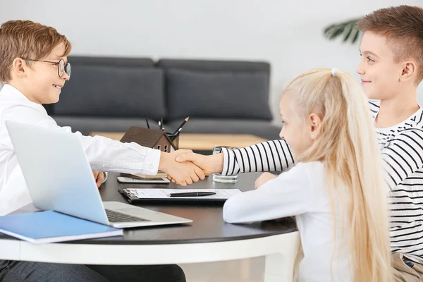 Little Real Estate Agent Clients Shaking Hands Office — Stock Photo, Image